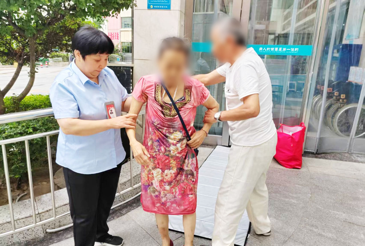  牛兰英， 从物业保洁到“暖心大姐”